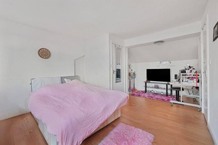 3 Bedroom Flat For Sale In Baker Street, Enfield, EN1