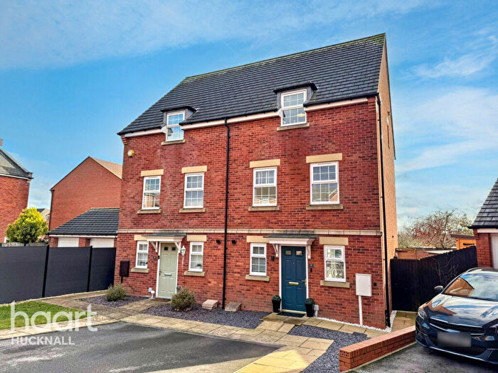 3 Bedroom Semi-Detached House For Sale In Boxtree Avenue, Nottingham, NG15