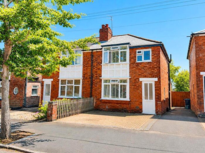 3 Bedroom Semi-Detached House For Sale In Beauchamp Road, Warwick, CV34