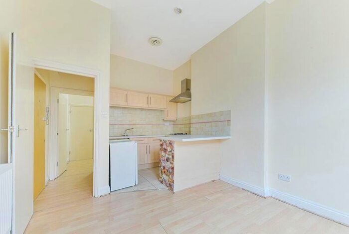 1 Bedroom Flat To Rent In Longley Road, Tooting Broadway, London, SW17