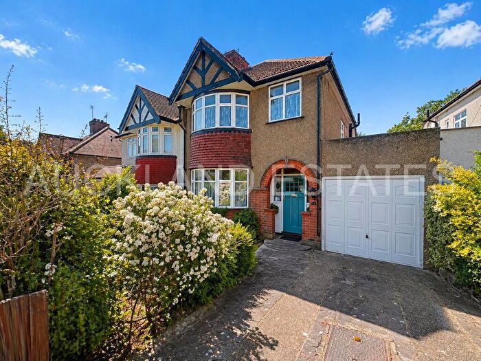 3 Bedroom Semi-Detached House For Sale In Highlands Road, New Barnet, EN5