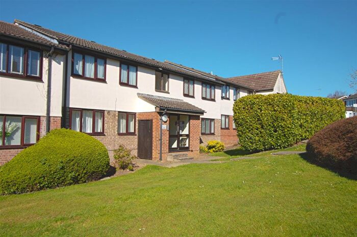 2 Bedroom Flat For Sale In Salesbury Drive, Billericay, CM11