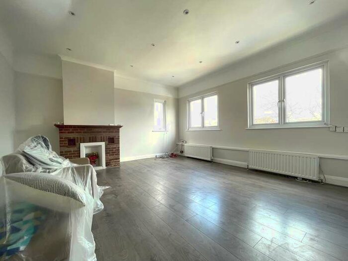 4 Bedroom Maisonette Flat To Rent In The Street, GU10
