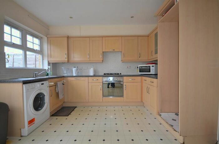 5 Bedroom Town House To Rent In Rosebates Drive, Kingsbury, London, NW9