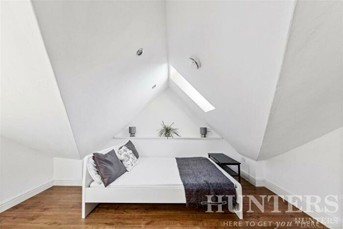 Studio To Rent In Springfield Road, London, N15