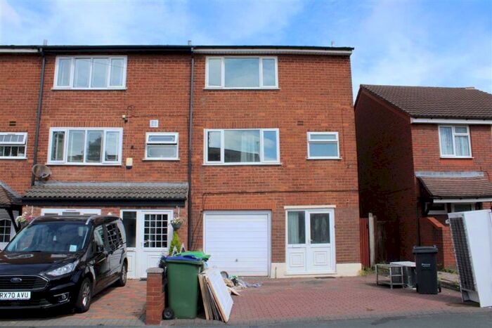4 Bedroom Town House To Rent In Jackson Street, Oldbury, B68