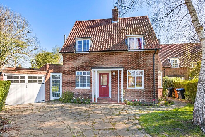 3 Bedroom Detached House For Sale In Barleycroft Green, Welwyn Garden City, Hertfordshire, AL8