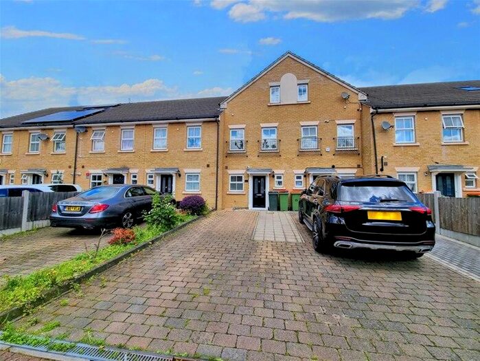 3 Bedroom Town House To Rent In Neville Road, Forest Gate, E7