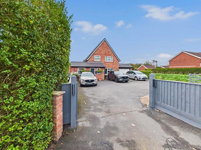 4 Bedroom Detached House For Sale In Fleetway, North Cotes, Grimsby, DN36