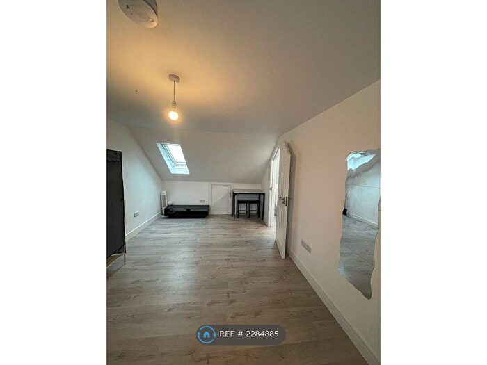 Studio To Rent In Waldeck Road, London, N15