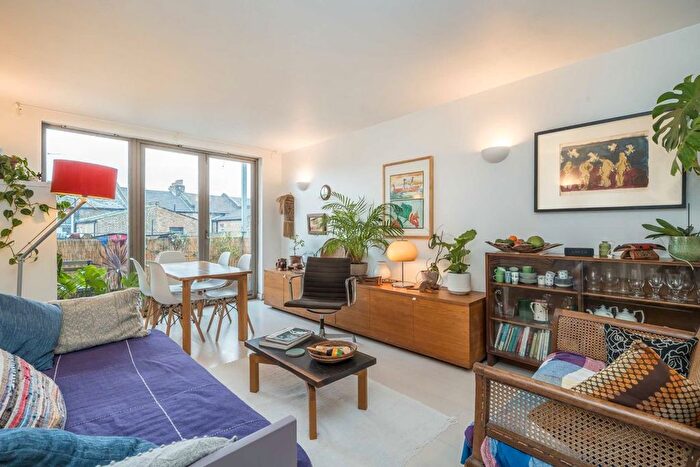 2 Bedroom Flat For Sale In Lower Clapton Road, London, E5
