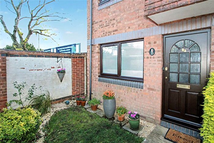 1 Bedroom Flat To Rent In Meon Close, Petersfield, Hampshire, GU32