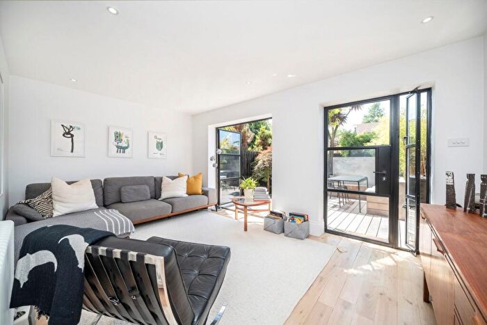 2 Bedroom House For Sale In Clarissa Street, Hackney, E8
