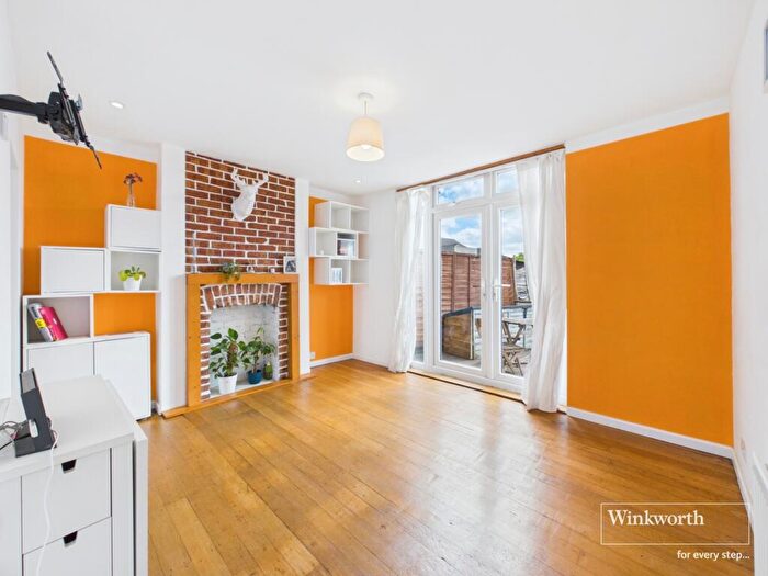 1 Bedroom Flat For Sale In Oak Tree Dell, Kingsbury, NW9