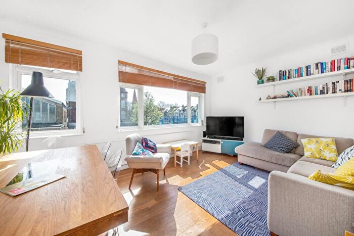 3 Bedroom Maisonette For Sale In Amott Road, Peckham Rye, London, SE15