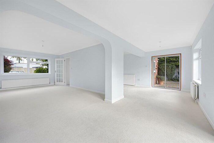 4 Bedroom Detached House For Sale In Walnut Close, Pittville, Cheltenham, GL52