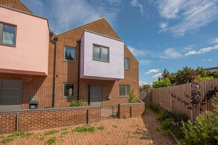 4 Bedroom Semi-Detached House To Rent In Islay Gardens, Hounslow, TW4