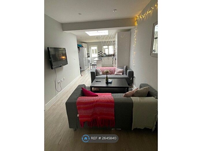 6 Bedroom Terraced House To Rent In De Beauvoir Road, Reading, RG1