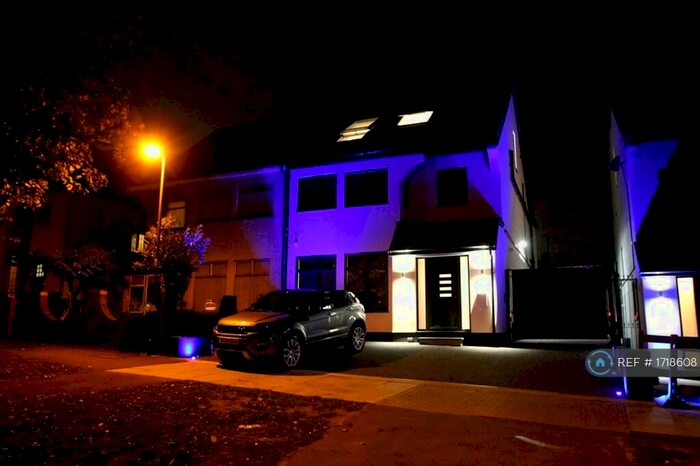 3 Bedroom Flat To Rent In Friern Barnet, London, N11