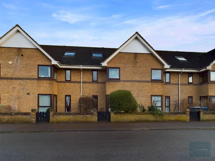 1 Bedroom Flat To Rent In Kenilworth Court, Melksham, SN12