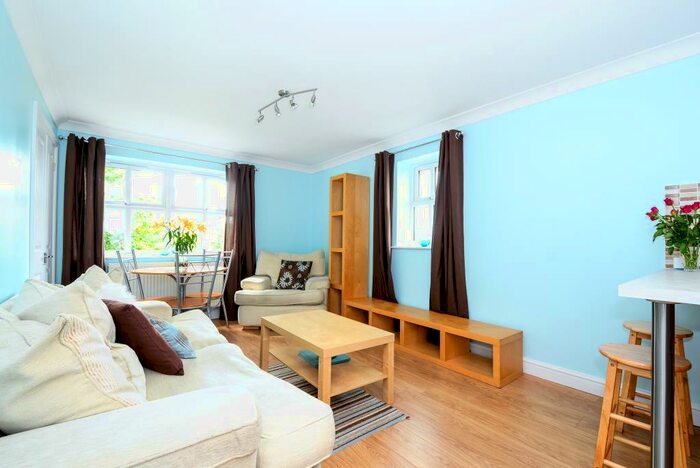 2 Bedroom Maisonette To Rent In Mays Lane, Barnet, EN5