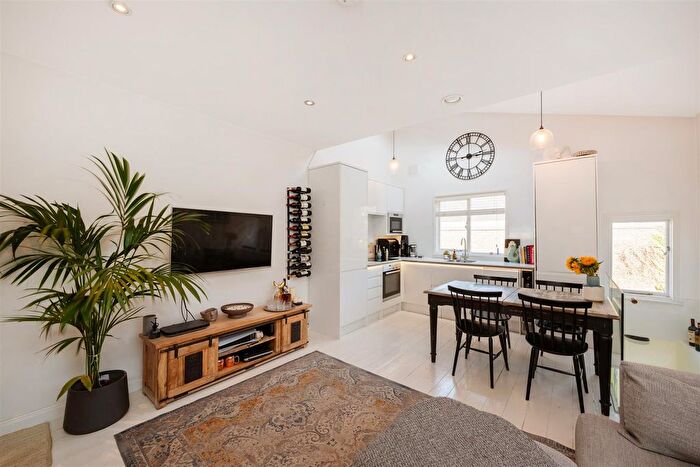 2 Bedroom Flat For Sale In Fulham Palace Road, London, SW6