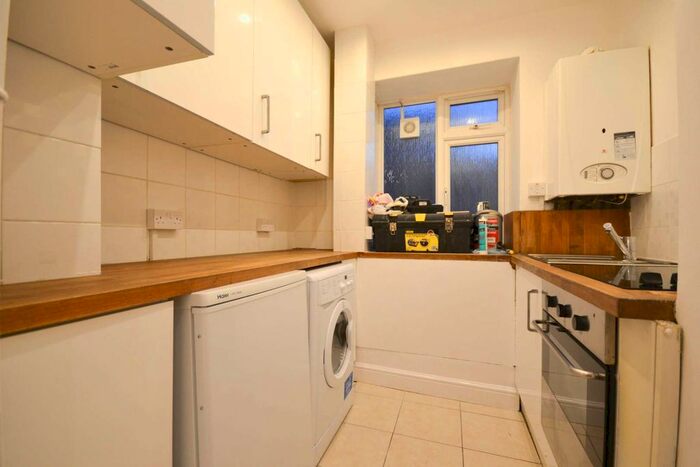3 Bedroom Flat To Rent In Long Lane, Borough, London, SE1