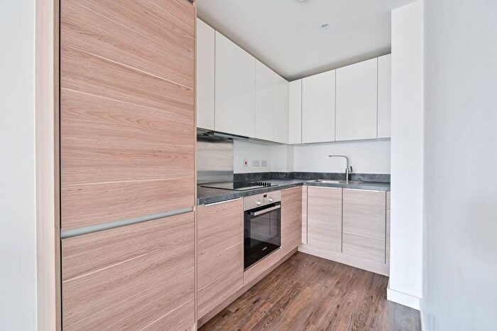 1 Bedroom Flat To Rent In Baroque Gardens, Bermondsey, London, SE16