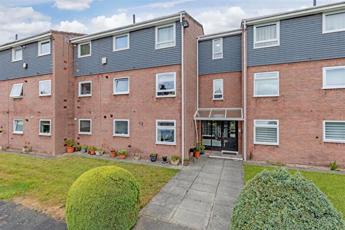 2 Bedroom Apartment For Sale In Newbold Back Lane, Newbold, Chesterfield, S40