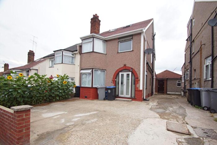 Studio To Rent In Crest Road, London, NW2