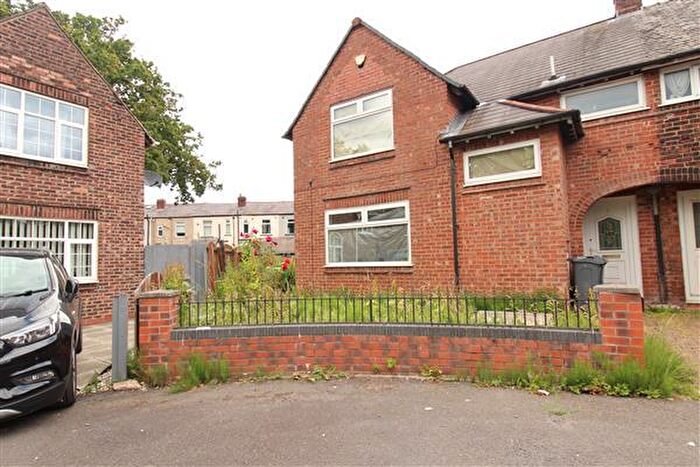 3 Bedroom Semi-Detached House For Sale In Ashdown Grove, Manchester, M9