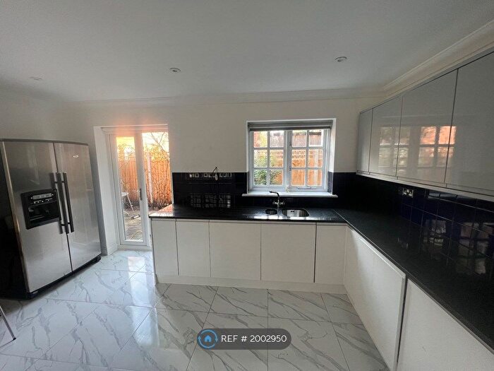 2 Bedroom Detached House To Rent In Lulworth Court, London, N14