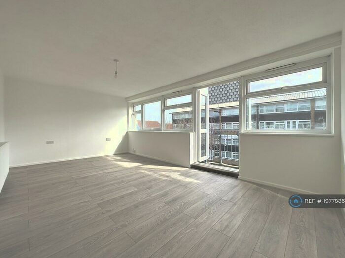 4 Bedroom Flat To Rent In Bounces Road, London, N9