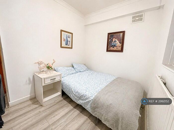 3 Bedroom Flat To Rent In Bronti Close, London, SE17