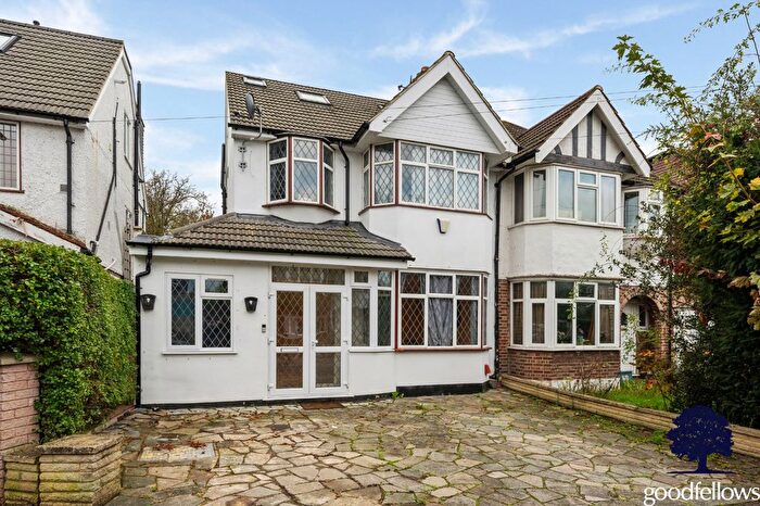 5 Bedroom Semi-Detached House To Rent In Midway, Sutton, SM3