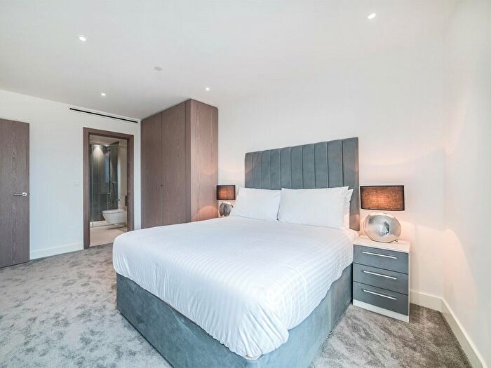 2 Bedroom Apartment To Rent In Vaughan Way, London Dock, E1W