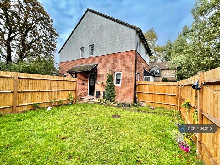2 Bedroom End Of Terrace House To Rent In Kings Chase, East Molesey, KT8