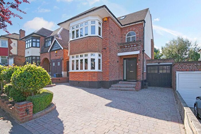 2 Bedroom Detached House To Rent In Chiltern Way, Woodford Green, IG8