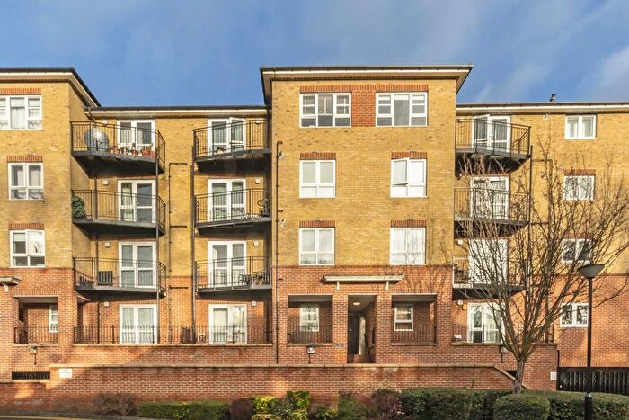 2 Bedroom Flat To Rent In Greenview Close, Acton, W3