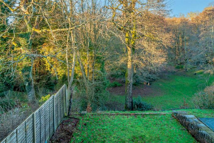 4 Bedroom Detached House For Sale In Stonehouse Road, Liphook, GU30