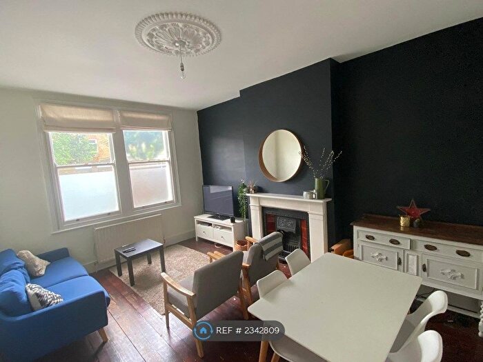 2 Bedroom Flat To Rent In Avarn Road, London, SW17