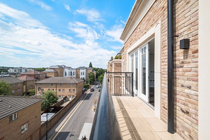 2 Bedroom Flat To Rent In Carnwath Road, Fulham, London, SW6