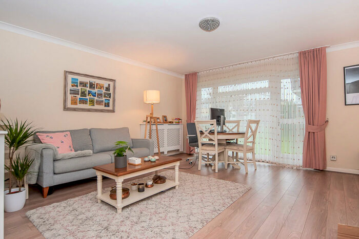 2 Bedroom Ground Flat To Rent In Windsor Court, London, N14