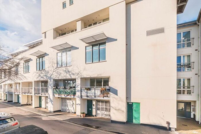 1 Bedroom Flat For Sale In Vineyard Path, Mortlake, SW14