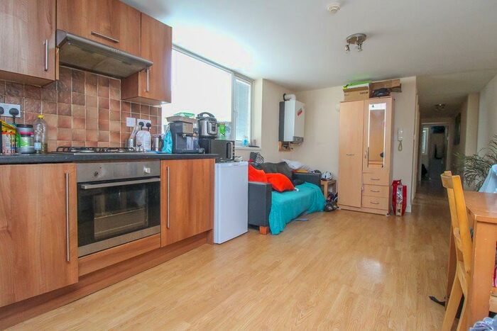 2 Bedroom Flat To Rent In Richmond Road, Roath, Cardiff, CF24