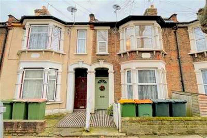 3 Bedroom Flat To Rent In Walton Road E13