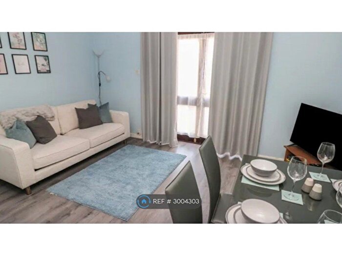 2 Bedroom Flat To Rent In The Clicketts, Tenby, SA70
