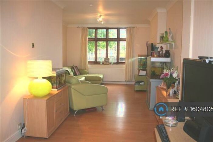 2 Bedroom Flat To Rent In Wanstead, London, E11