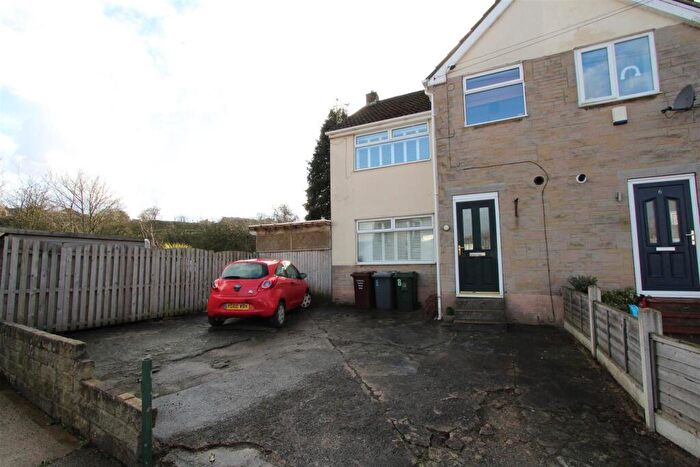 4 Bedroom Town House For Sale In Daleside Grove, Oakenshaw, Bradford, BD12