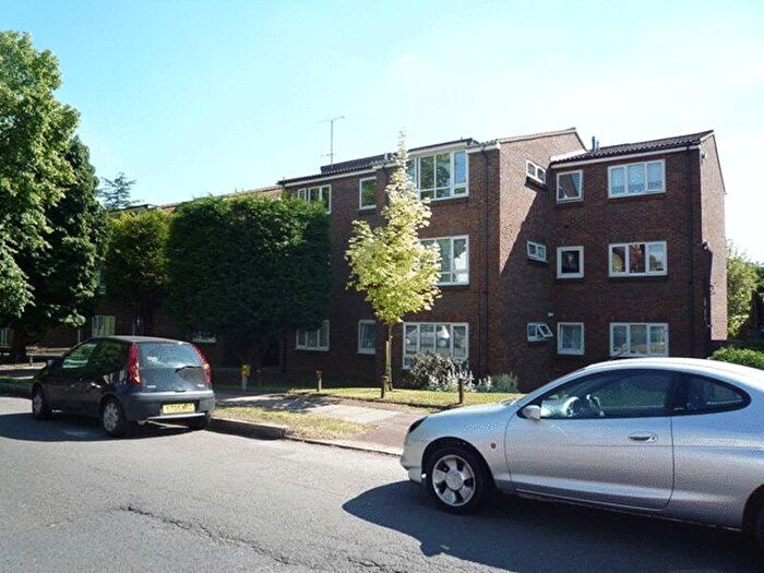 2 Bedroom Apartment To Rent In The Avenue, Hatch End, HA5